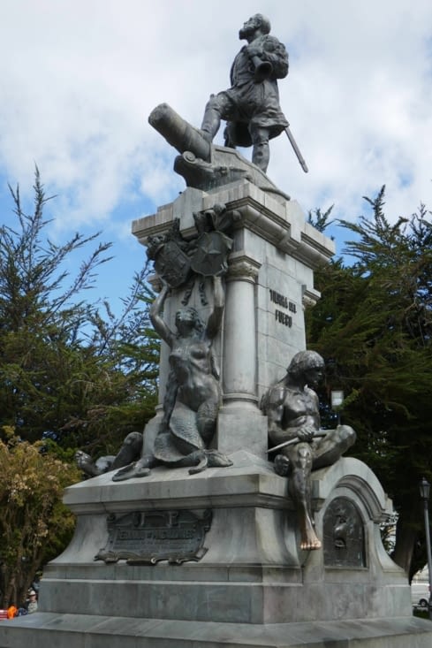 La statue de Magellan sur la place de Punta Arenas ornée d'une sirène et de 2 indiens