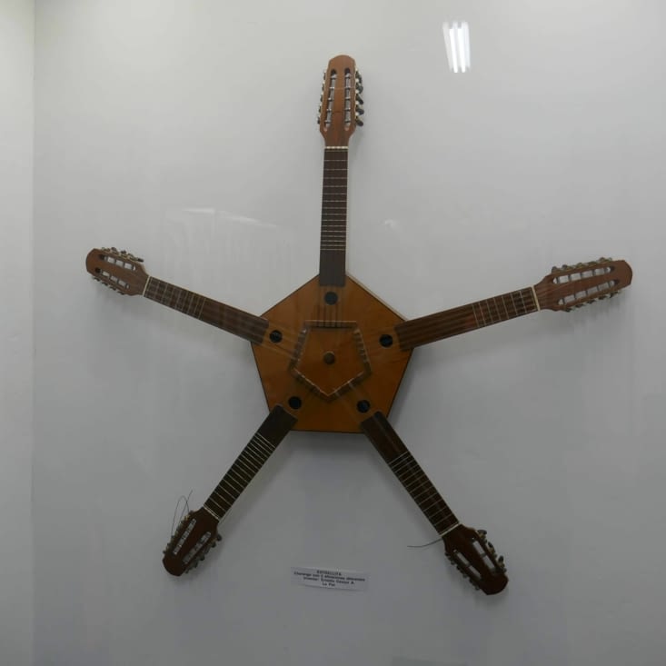 Pas facile à utiliser cette guitare ! ...