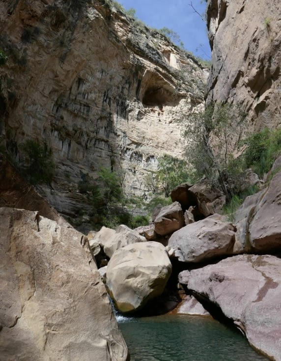 Nous descendons au fond du canyon à un endroit où il ne fait que 200 mètres environ...