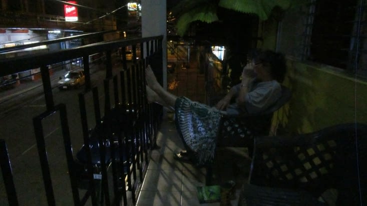 On relaxe sur le balcon de l'hôtel