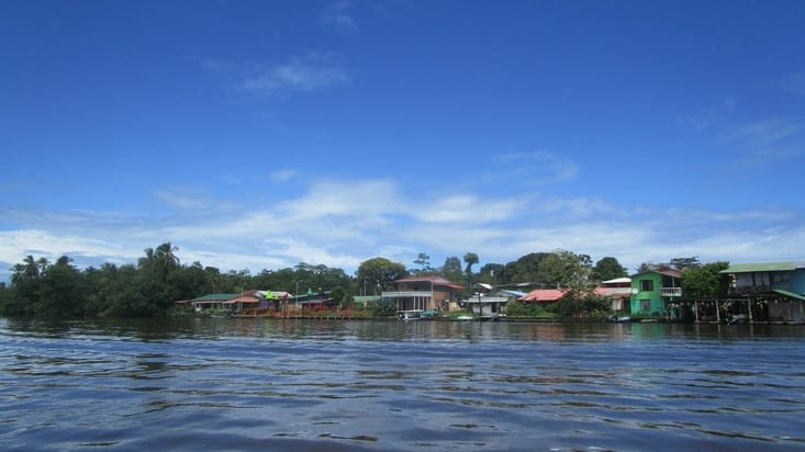 Village sur le bord du canal