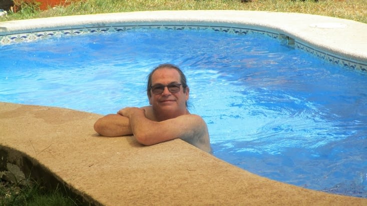 Réjean relaxe dans la piscine