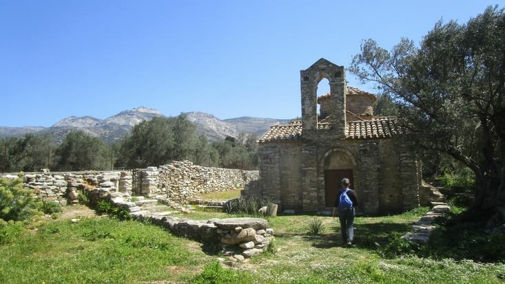 Halki, église byzantine sur un des sentiers pédestre.