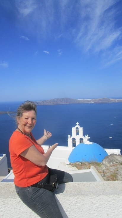 Enfin on trouve une l'église au toit bleu, typique de Santorini