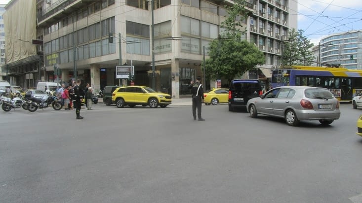 Policiers font la circulation à Athènes.