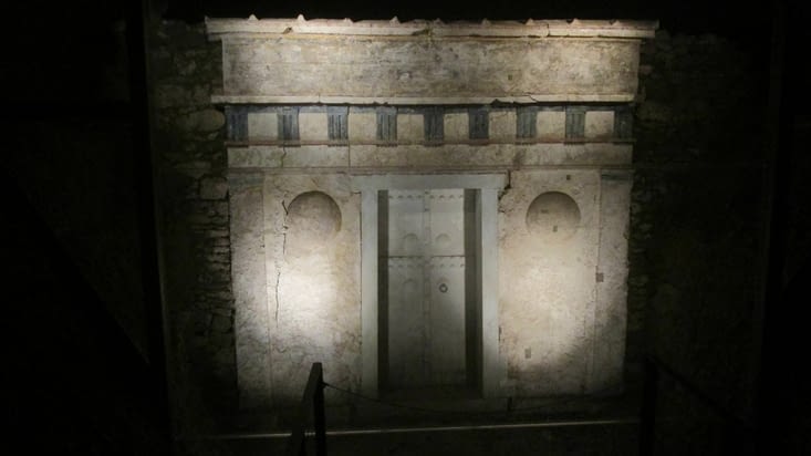 Porte d'un tombeau royal (Nous sommes quelques mètres sous le sol)