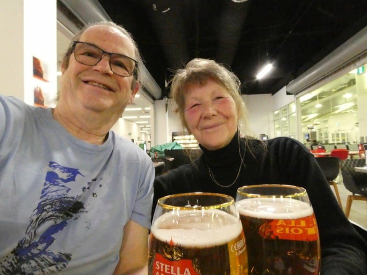 On regarde le match Canadien-Buffalo dans un bar de l’aéroport à Toronto
