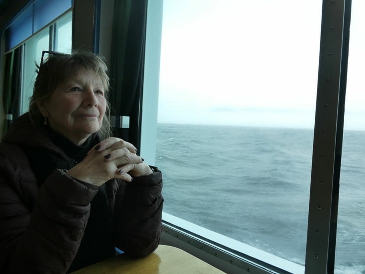 France admire les vagues et la pluie