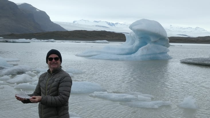 Réjean emprunte un morceau du glacier Breidamerkurjokull