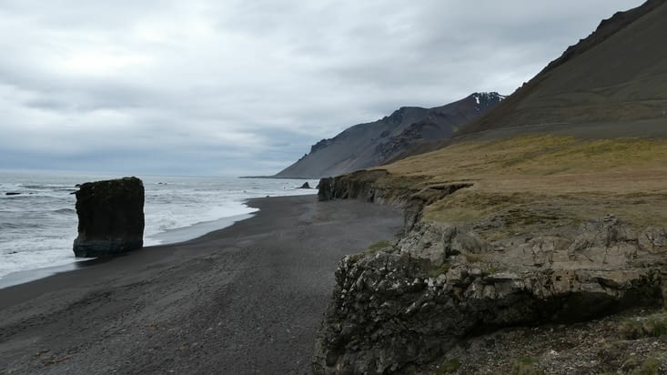 Presque toutes les plages (Islande) sont noir ici.