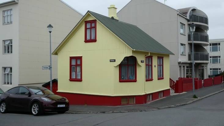 Les maisons de tôle sont repeint avec des couleurs vives