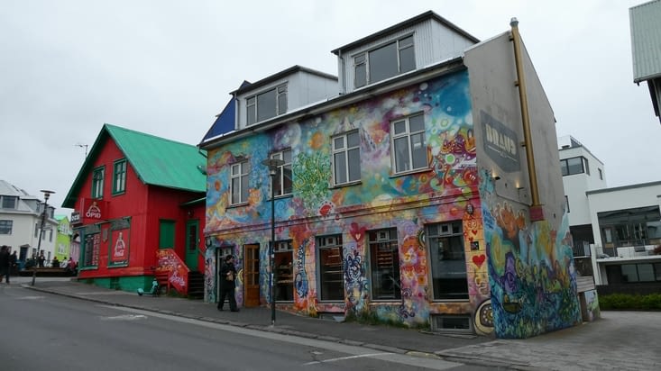 Restoburger a gauche et la "bakery" la plus connue de la ville