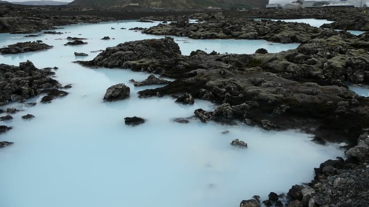 Résidus de la centrale électrique qui forme le lagon bleu