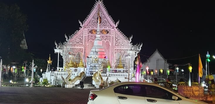 Le temple blanc illuminé
