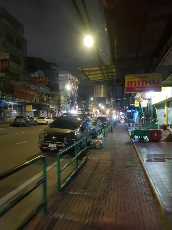 Une rue un dimanche soir..deserte