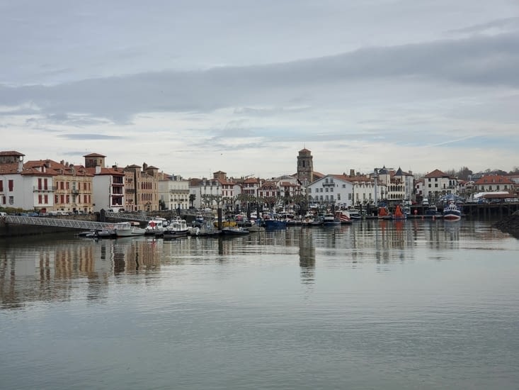 je fais le tour du port de saint jean de luz et voit l'église une dernière fois