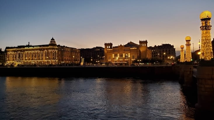 san sebastian by night