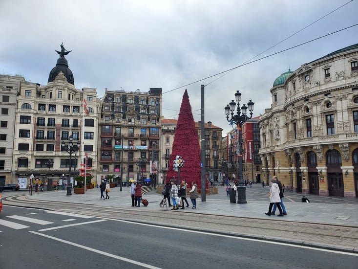 le théatre Arriaga à droite et Saint Michel dominent la place