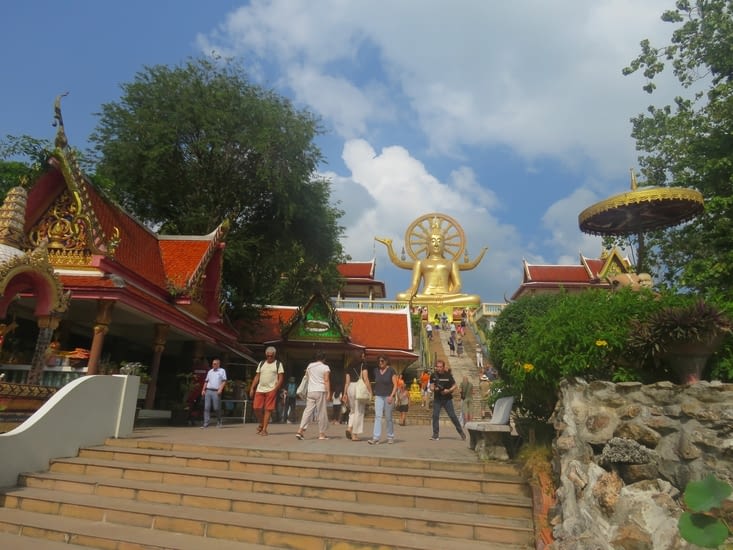 1er stop. Wat Phra Yai ou big Buddha temple