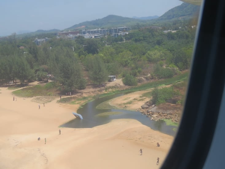 La piste d'atterrissage de Phuket est juste à côté de la plage