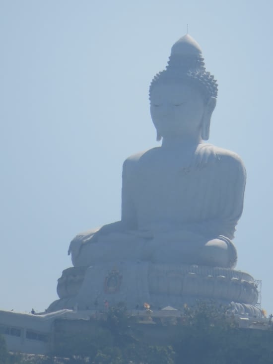 On aperçoit au loin le grand Bouddha, mais çà c'est après.