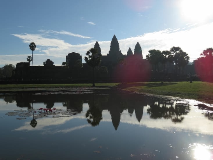 La classique photo d'Angkor Wat se reflétant dans l'eau