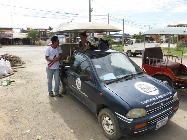 Vani dans son drôle de Tuk Tuk