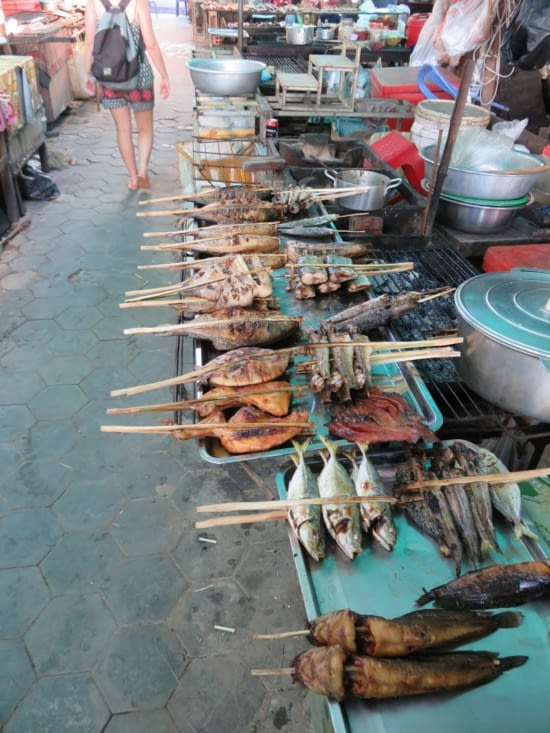 Poissons grillés au marché au crabes