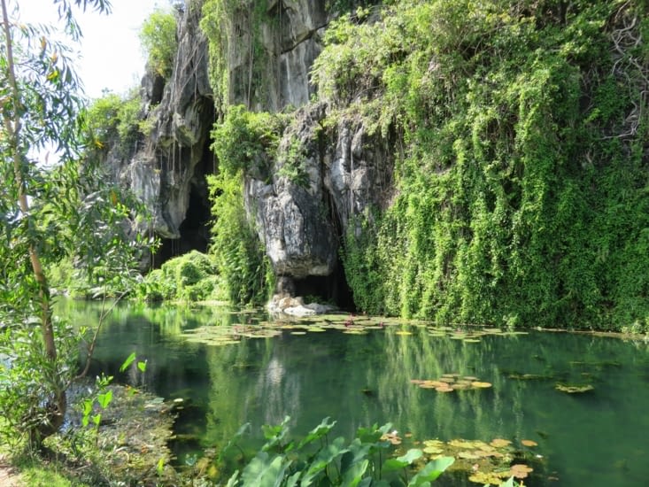 Une jolie grotte au flanc d'une falaise