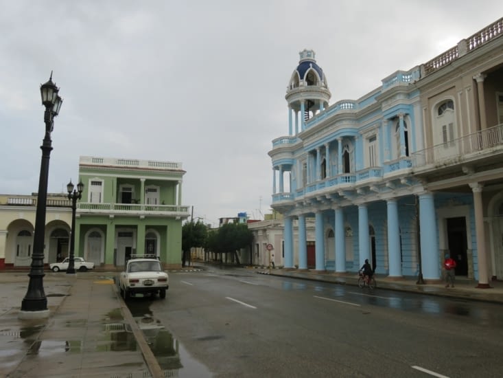 Palacio Ferrer (au fond en bleu)