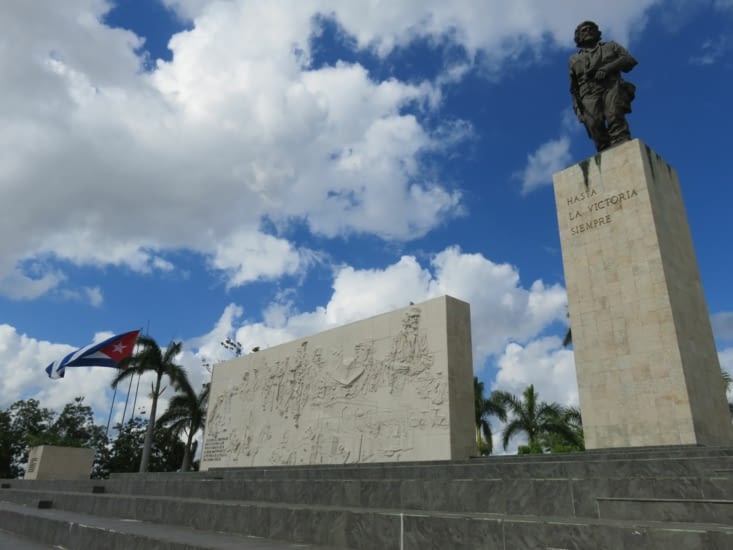 Statue du Che avec une fresque ses hommes et son histoire