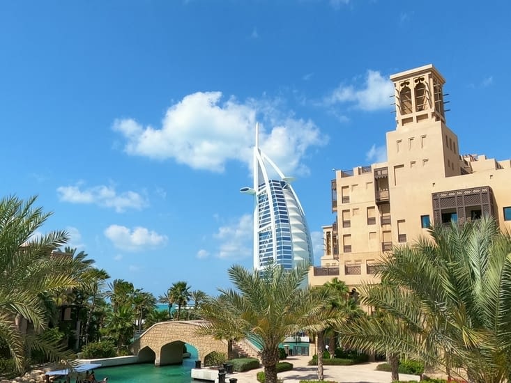 Burj Al Arab, un hôtel très reconnu et luxueux sur le bord de la mer