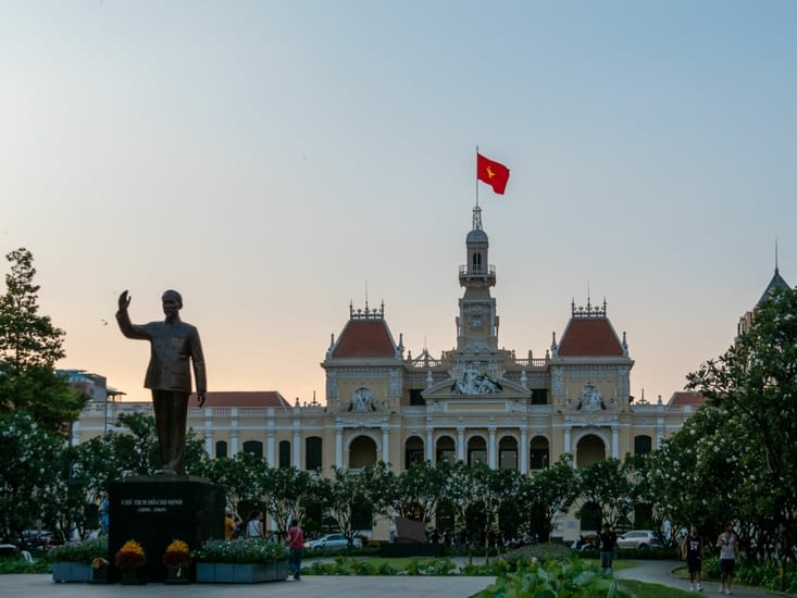 Ho Chi Minh saluant la modernité de son pays