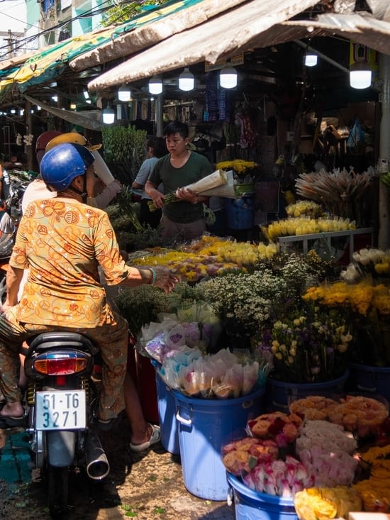 Scène de vie au marché aux fleures