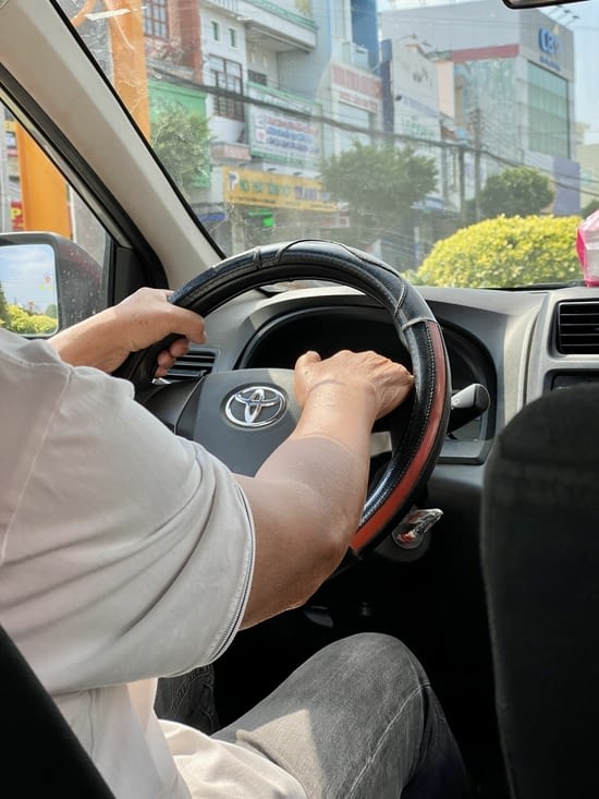 Méthode de conduite vietnamienne : une main sur le volant, une main sur le klaxon !