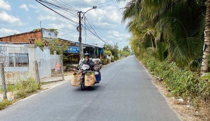 Un scooter bien chargé de produits locaux, probablement en direction d’un commerce du coin