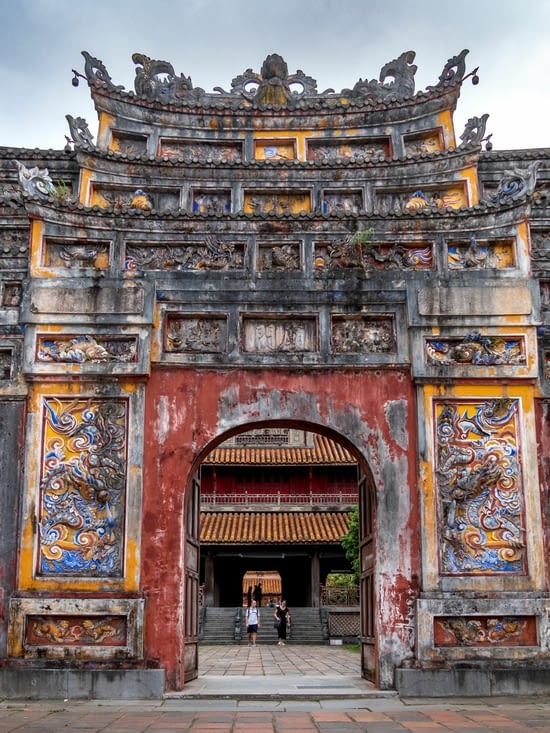 Dans la cité impériale de Hué : porte menant vers le temple du culte des empereurs Nguyễn