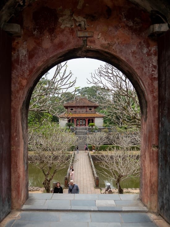 L'un des pavillons du tombeau de Minh Mang