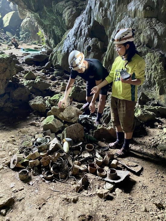 Conserves laissées par les soldats vietnamiens dans la grotte de l’éléphant
