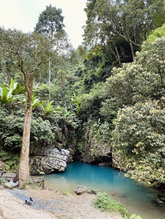 Un trou d’eau turquoise dans la vallée de Ma Da