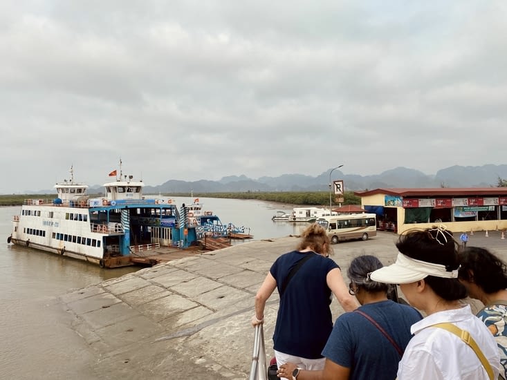 Embarquement sur un ferry vers l’île de Cat Ba