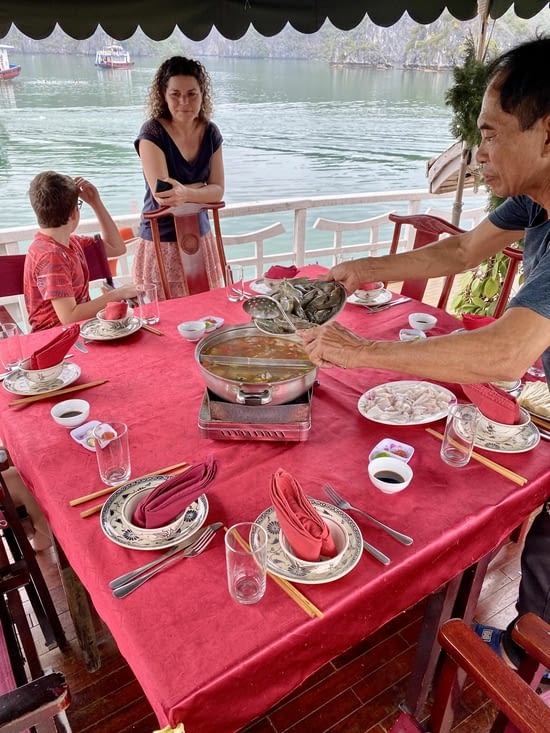 Première repas : fondue vietnamienne à base de fruit de mer