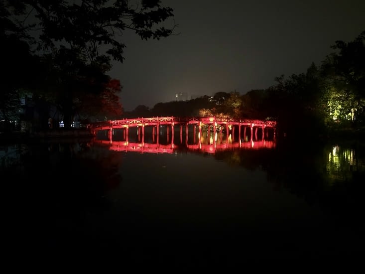 Le pont illuminé du lac Hoan Kiem