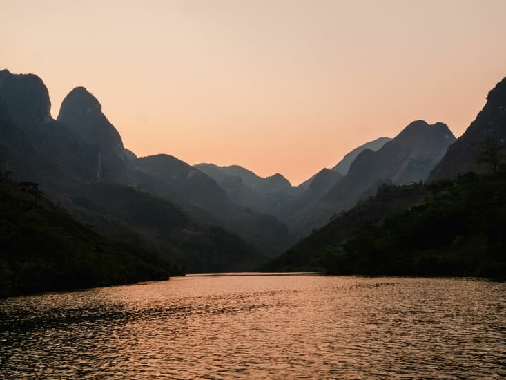 Croisière au coucher du soleil sur la rivière Nho Que