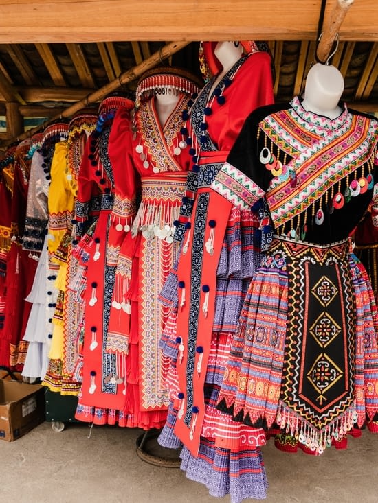 Robes traditionnelles des ethnies locales (Hmong, Lo Lo et Han)
