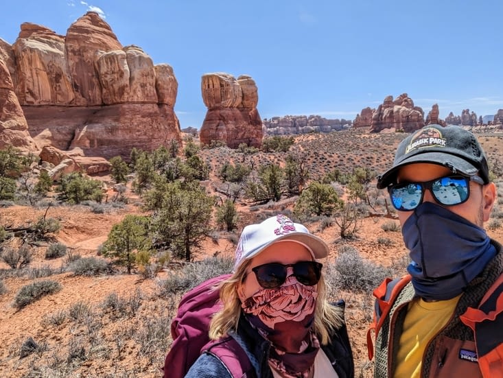 On arrive à la boucle et il y a de bonnes petites rafales de vent, on se protège 😁