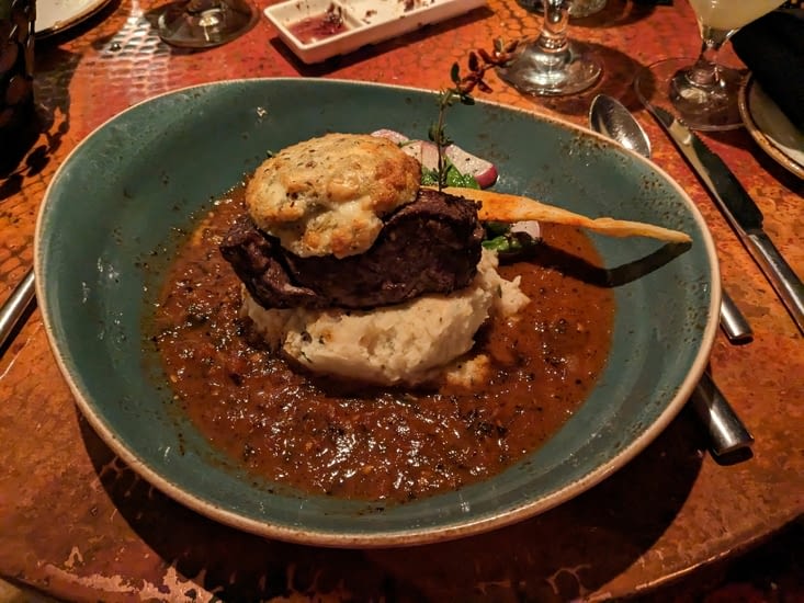 Très bonne pièce de boeuf avec du gorgonzola en croûte dessus 😍