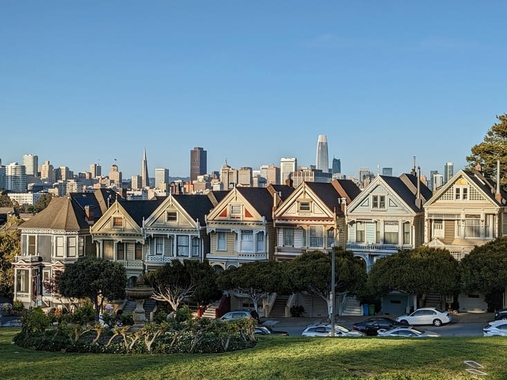 Les maisons sont très rapidement à l'ombre à cause des arbres du parc.