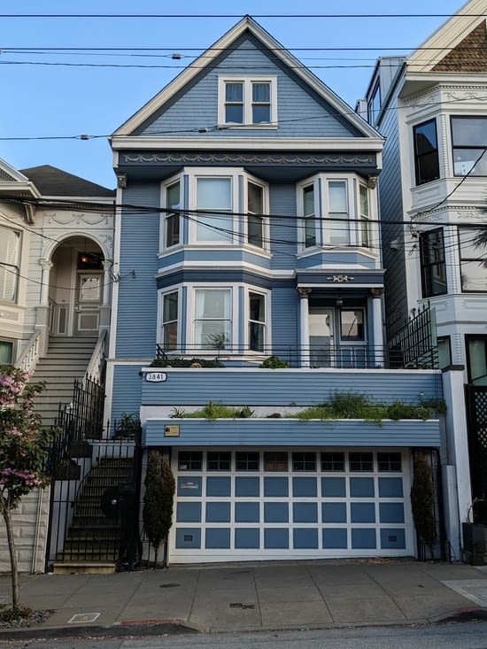 C'est une maison bleue, adossée à la colline...