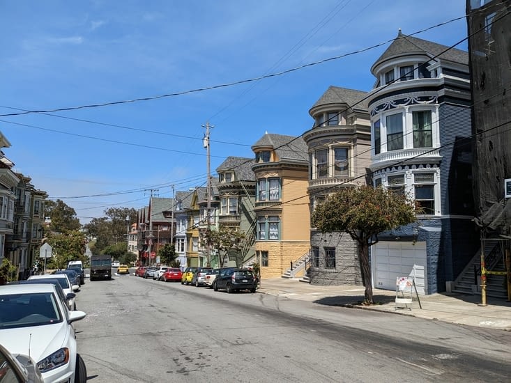 Et la rue de sa maison, elles sont toutes identiques sauf les couleurs 😁